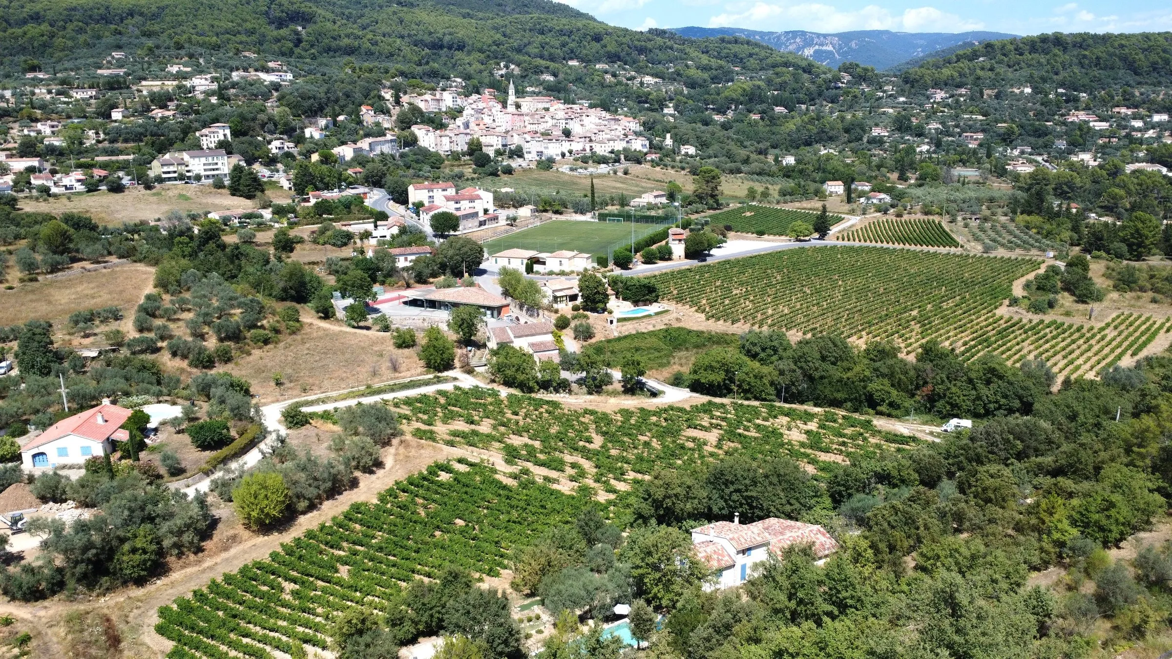 Le village de Callas et ses vignes vus du ciel