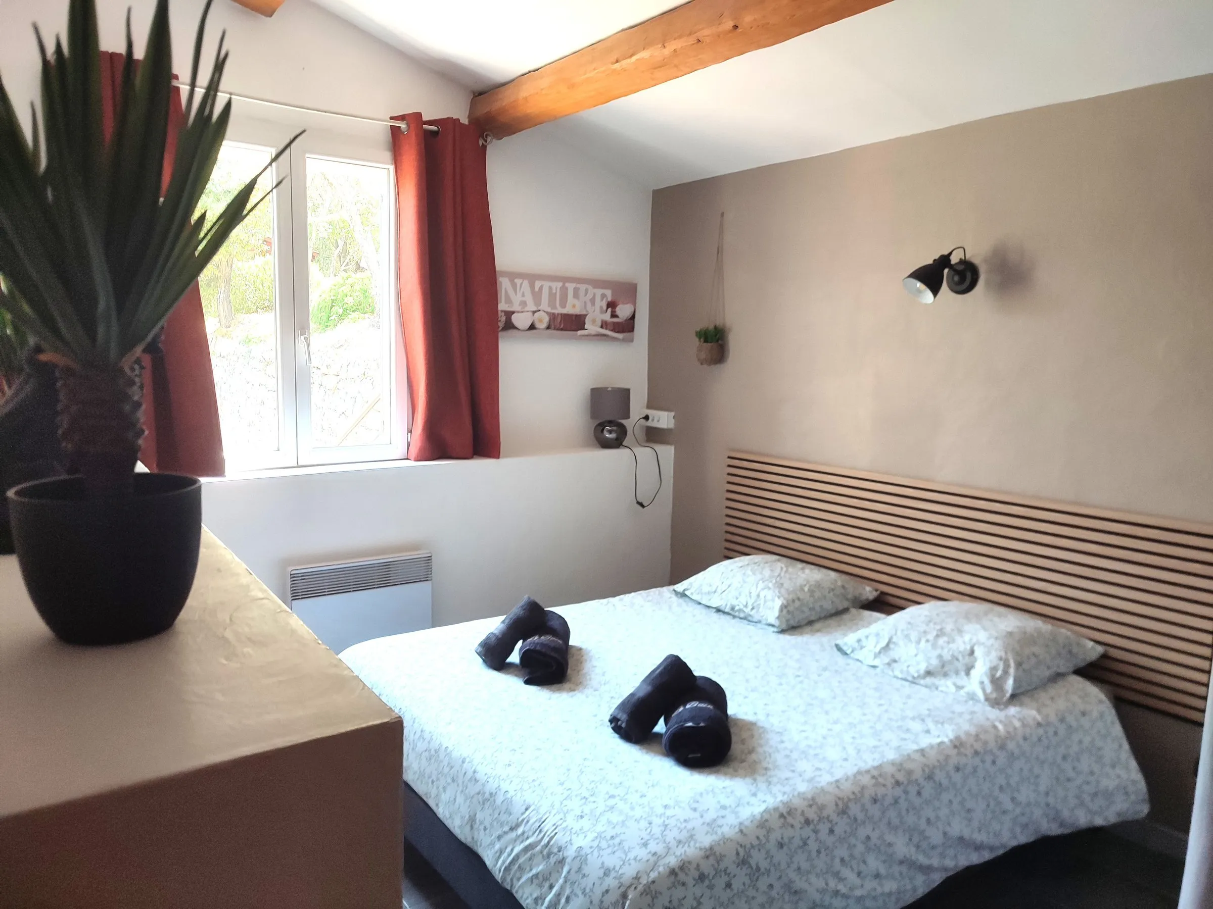 Chambre double lumineuse aux tons naturels