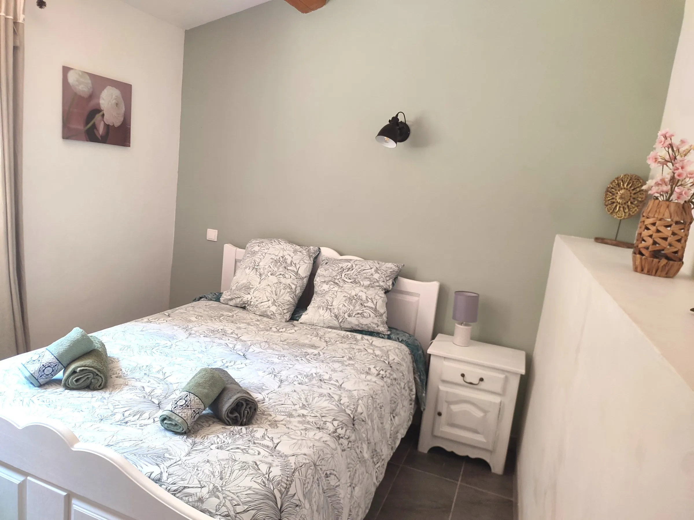 Chambre avec lit double et rangements