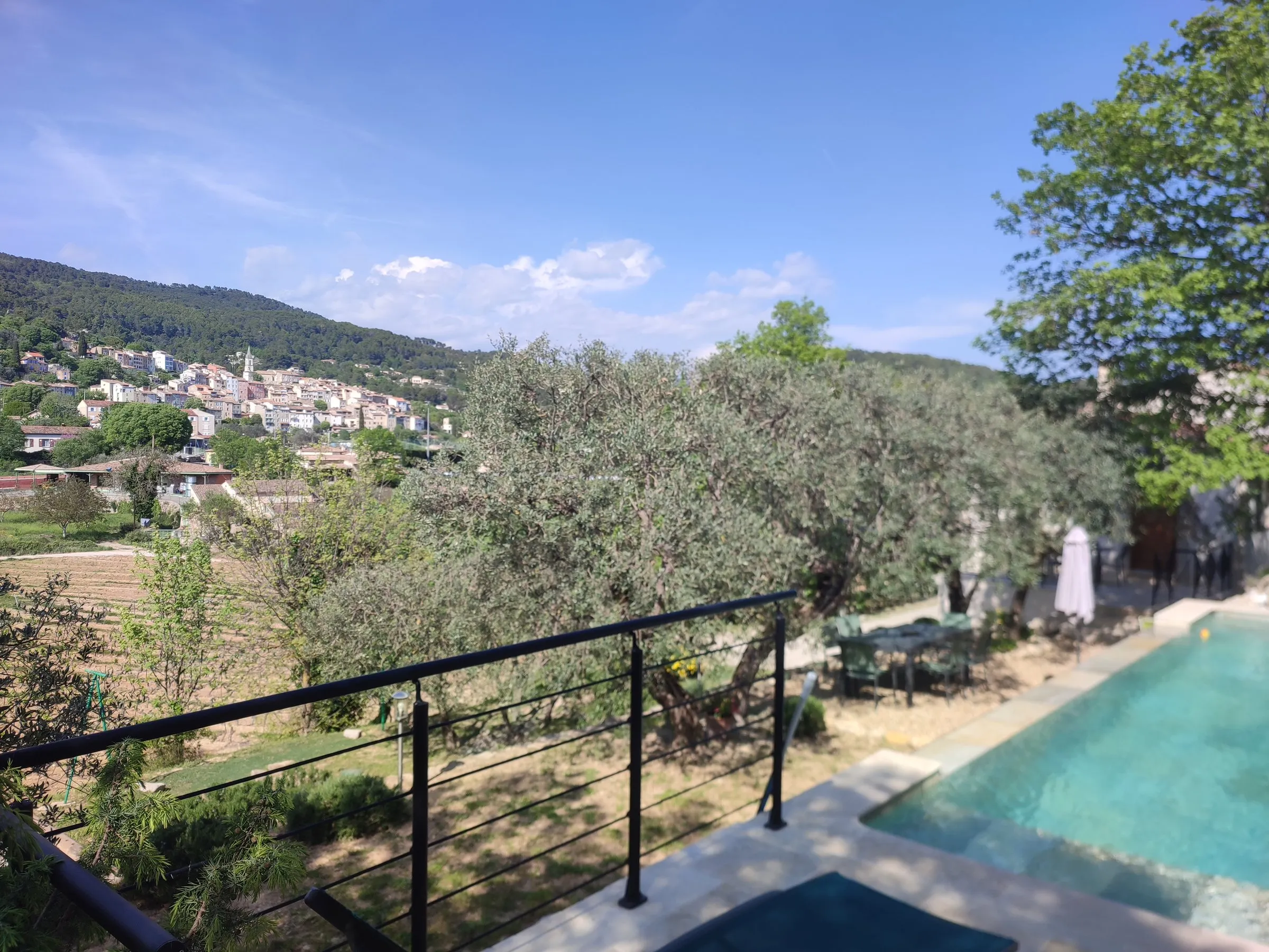 Vue sur le village perché depuis la piscine